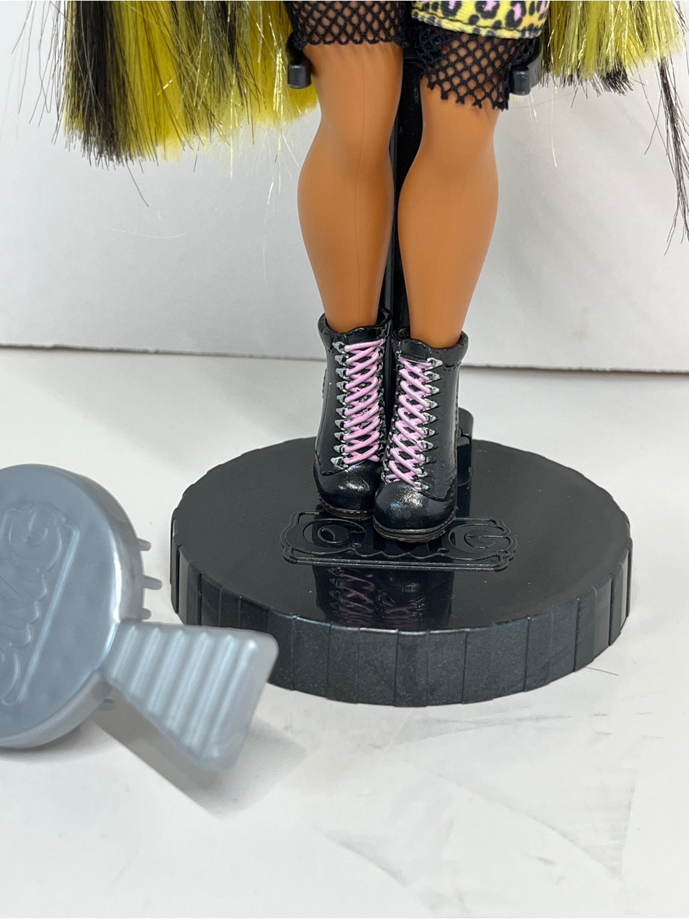 LOL Surprise OMG Fashion Doll Alt Grrrl Yellow & Black Hair Stand Outfit Brush - Picture 2 of 13